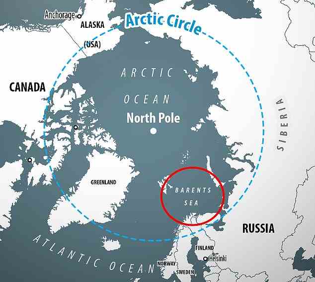 Eine Karte der Arktis mit dem Polarkreis – ein Gebiet, das die meisten Menschen als Arktis wahrnehmen – in Blau.  Ebenfalls eingekreist ist das Gebiet der Barentssee, wo die Erwärmung siebenmal über dem globalen Durchschnitt liegt