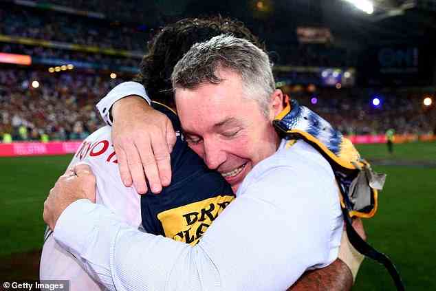 Johnathan Thurston von den Cowboys feiert mit Trainer Paul Green seinen Sieg beim NRL Grand Final 2015