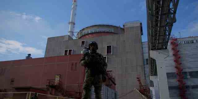 Ein russischer Soldat bewacht am 1. Mai 2022 das Gebiet vor dem zweiten Reaktor des Kernkraftwerks Saporischschja in Energodar. 
