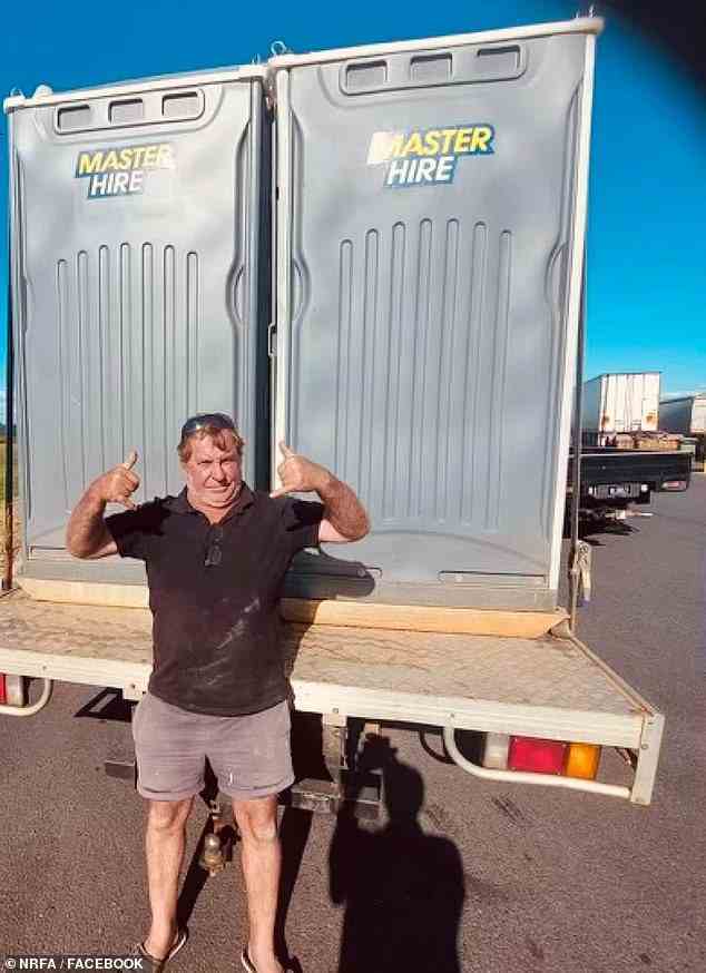 Die beiden tragbaren Toiletten bleiben nach einem Rückschlag der Regierung von Queensland vorerst bestehen, dank der Beharrlichkeit von Wes Walker (im Bild mit den Einrichtungen).
