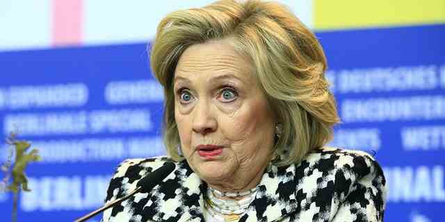 Die ehemalige Außenministerin Hillary Clinton wurde beschuldigt, geheime Informationen durch die Nutzung eines privaten E-Mail-Servers während ihrer Amtszeit misshandelt zu haben.