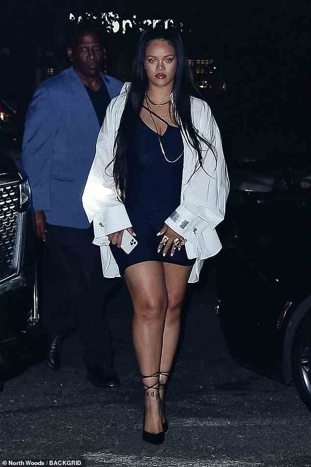 Wunderschön: Rihanna hat ihre rabenschwarzen Locken halb hochgestylt und mit einer zarten goldenen Halskette und unzähligen Ringen ausgestattet