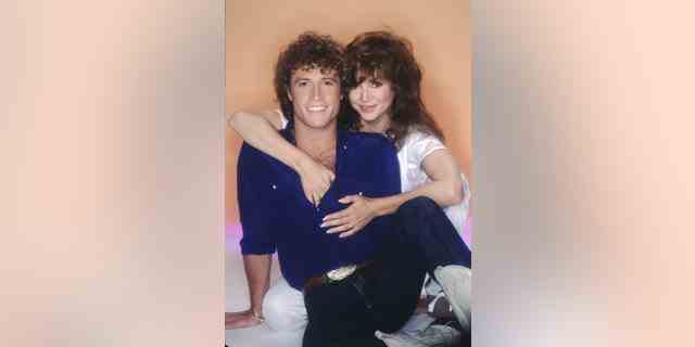 Andy Gibb und Victoria Principal posieren 1981 in Los Angeles, Kalifornien.
