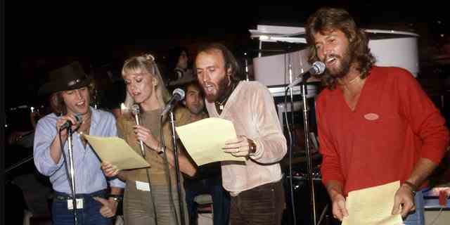Die Brüder Gibb von den Bee Gees und Olivia Newton-John circa 1979 in New York City. 