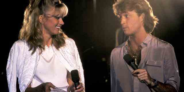 Olivia Newton-John und Andy Gibb nehmen das ABC-Fernsehspecial auf "Olivia Newton-John: Hollywood-Nächte" am 19. März 1980 in Century City, Kalifornien.