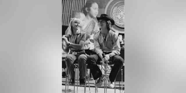 Olivia Newton-John und Andy Gibb bei "Die Musik für das UNICEF-Konzert: Ein Geschenk des Liedes," ein Benefizkonzert bei den Vereinten Nationen in New York City, circa 1979.
