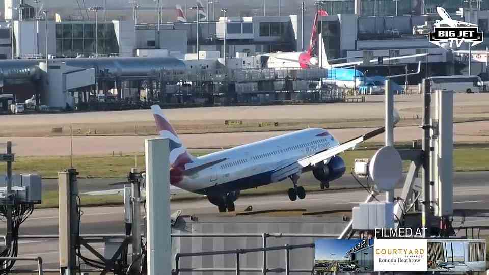 Knappe Rasur: Dies ist der schockierende Moment, in dem ein Pilot während eines Sturms im Februar, der Böen von bis zu 92 Meilen pro Stunde brachte, darum kämpfte, ein British Airways-Flugzeug auf dem Flughafen Heathrow in London zu landen