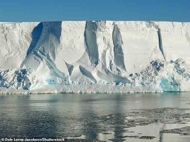 Schelfeis sind permanent schwimmende Eisplatten, die mit einer Landmasse verbunden sind.  Abgebildet ist das Ross-Schelfeis, das größte Schelfeis der Antarktis