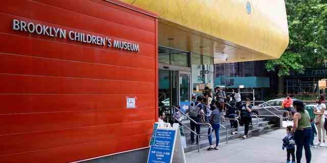 Kinder warten in der Schlange, um einen Covid-19-Impfstoff an der Impfstelle des Brooklyn Children's Museum zu erhalten, die Kindern im Alter von sechs Monaten bis 5 Jahren im New Yorker Stadtteil Brooklyn am Donnerstag, dem 23. Juni 2022, dient. 