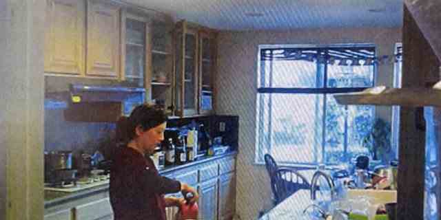In einer Reihe von Screenshots aus einem Video öffnet Dr. Yu das Drano, nachdem ihr Mann seine Tasse in der Küche abgestellt hat.