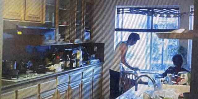In einer Reihe von Screenshots aus einem Video stellt Dr. Chen sein Getränk in der Küche ab.