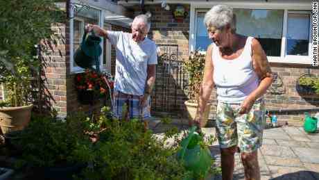 David und Margaret Miller gießen ihre Pflanzen in ihrem Haus in Edenbridge.