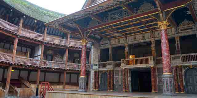 Innenraum des Globe Theatre London, verbunden mit William Shakespeare. 