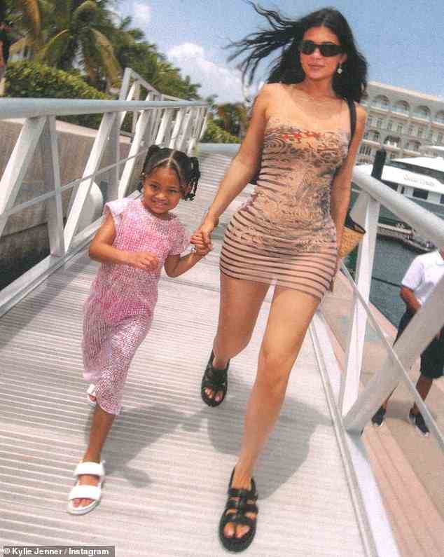 Hand in Hand: Sie fügte ein Bild von sich selbst bei, wie sie mit ihrer vierjährigen Tochter Stormi Händchen hält, als sie gemeinsam an einem Hafen spazieren gingen