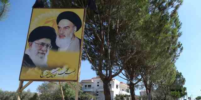 Porträts des verstorbenen revolutionären Gründers Ayatollah Khomeini und des Obersten Führers Ayatollah Ali Khamenei werden am Samstag, den 13. August 2022 am Eingang des libanesisch-israelischen Grenzdorfes Yaroun im Südlibanon ausgestellt, aus dem die Eltern von Hadi Matar ausgewandert sind .  Am Freitag griff Matar, 24, geboren in Fairview, NJ, den Autor Salman Rushdie während eines Vortrags in New York an.  Seine Geburt war ein Jahrzehnt später "Die satanischen Verse" wurde erstmals veröffentlicht. 