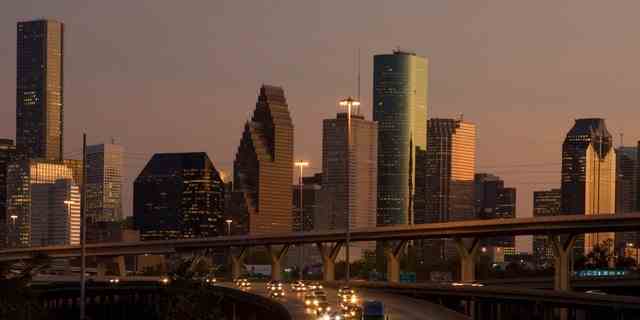 Aktenfoto des fließenden Verkehrs in Houston, Texas bei Sonnenuntergang. 