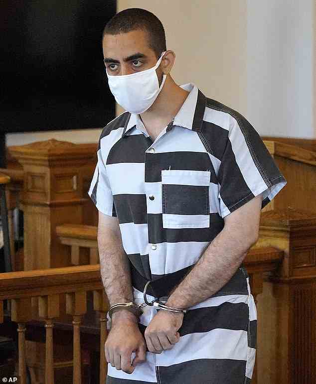 Hadi Matar, 24, wird beschuldigt, einen Messerangriff auf den Autor von „Satanic Verses“, Salman Rushdie, verübt zu haben.  Er hat sich wegen versuchten Mordes und Körperverletzung auf nicht schuldig bekannt