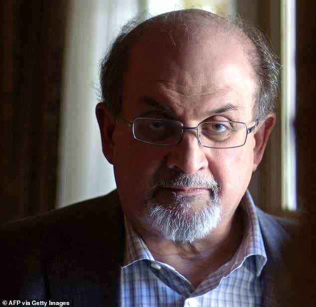 Salman Rushdie (abgebildet in Los Angeles im Jahr 2013) wurde jetzt von einem Beatmungsgerät abgesetzt und kann sprechen.  Es hatte Befürchtungen gegeben, dass er nach dem Angriff letzte Woche nicht mehr sprechen könnte
