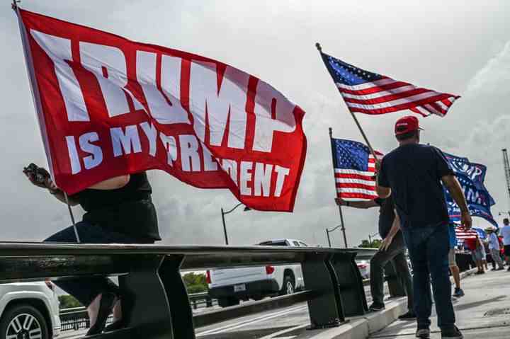 Anhänger des ehemaligen Präsidenten Donald Trump versammeln sich in der Nähe seines Wohnsitzes in Mar-A-Lago in Palm Beach, Florida, nachdem das Anwesen vom FBI durchsucht worden war.