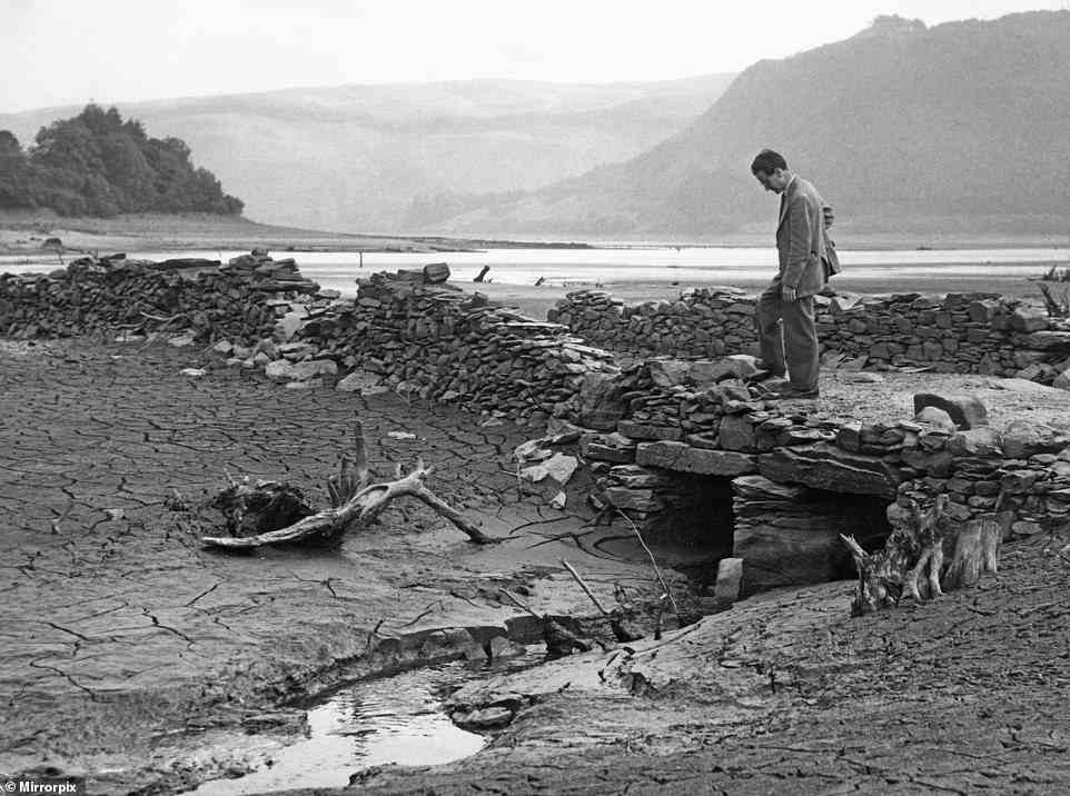 Die Dürre des Sommers 1976 am Lake Vyrnwy tauchte die Überreste des Dorfes Llanwddyn zum ersten Mal aus dem Wasser auf, seit das Dorf 1888 mit dem Bau des Staudamms überflutet wurde