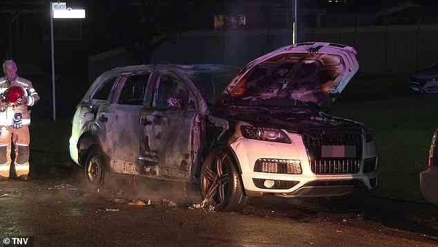In nahe gelegenen Vororten wurden mehrere ausgebrannte Autos gefunden, eine übliche Methode, die bei Gangland-Hits angewendet wird