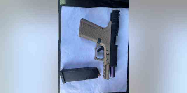 Das Stockton Police Department veröffentlichte dieses Bild einer Waffe, die während eines Kampfes an der Lincoln High School beschlagnahmt wurde. 