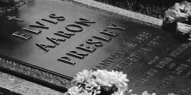 Das Grab des Sängers Elvis Presley in Graceland.