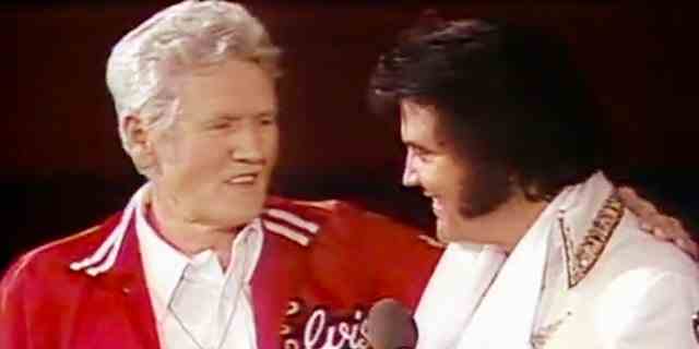 Vernon Presley (links) und Elvis Presley auf der Bühne während eines Konzerts, das am 19. Juni 1977 in Omaha, Nebraska, aufgezeichnet wurde.