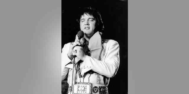 Elvis Presley im Konzert um 1977. Er würde im selben Jahr sterben.