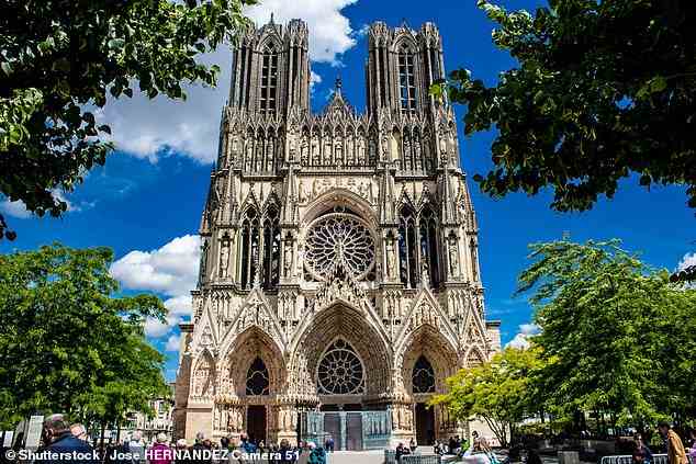 Darüber erhebt sich die Kathedrale Notre-Dame de Reims, deren gotisches Kirchenschiff die Größe eines Fußballfeldes hat
