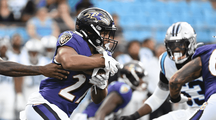 21. August 2021;  Charlotte, North Carolina, USA;  Baltimore Ravens Running Back JK Dobbins (27) mit dem Ball im ersten Viertel im Bank of America Stadium.