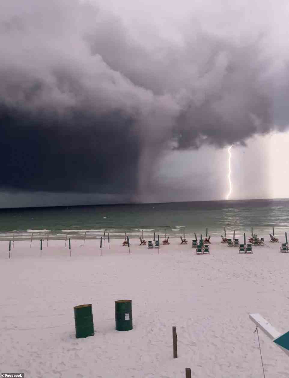 Es gab einen heftigen Sturm über dem Golf, der die Wasserhose auslöste.  Abgebildet ist ein leerer Strand, der evakuiert wurde, nachdem der Trichter entdeckt wurde