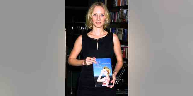Anne Heche besucht eine Signierstunde für ihr neues Buch mit dem Titel 2, "Nenn mich verrückt," bei Barnes and Noble am 7. September 2001 in New York City.