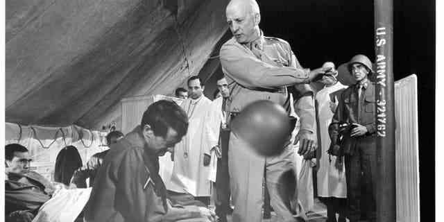 George C. Scott schlägt in einer Szene aus dem Film von 1970 einen Soldaten "Patton." General George Patton wurde beschuldigt, während des Krieges zwei geschockte Soldaten in Sizilien geschlagen zu haben "Rennen nach Messina."