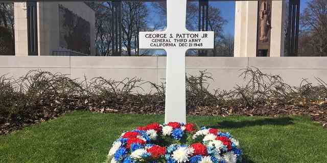 General George S. Patton ist auf dem Luxembourg American Cemetery zusammen mit mehr als 5.000 anderen amerikanischen Soldaten begraben, die im Zweiten Weltkrieg gefallen sind.