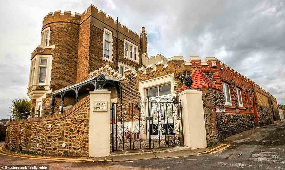 Einer der Orte, an denen Dickens wohnte (oben), wurde in Bleak House umbenannt, und an der Fassade befindet sich eine Büste von ihm