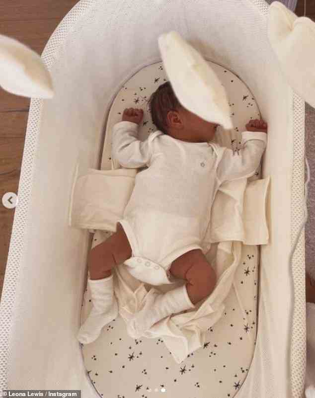 Erstaunlich: Die 37-jährige Sängerin, die ihr Neugeborenes am 22. Juli auf der Welt willkommen hieß, teilte einen entzückenden Schnappschuss des kleinen Mädchens, das sich in ihrem Kinderbett ausstreckte und ein weißes Baby anzog