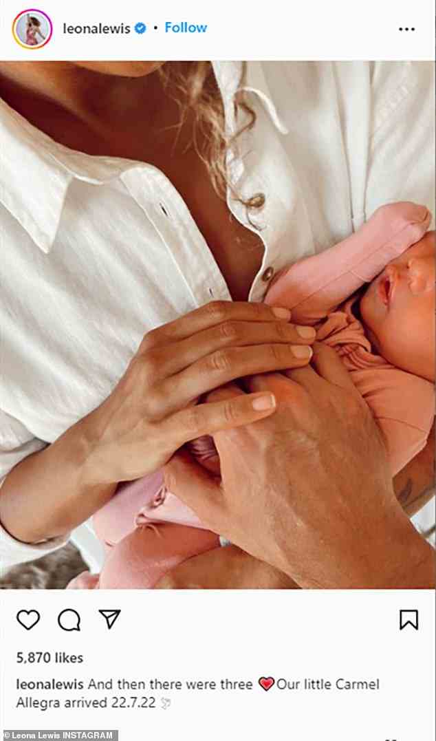Babymädchen: Bei der Enthüllung der Neuigkeiten Anfang dieses Monats wurden Leona und ihr Ehemann, Tänzer und Choreograf Dennis gesehen, wie sie ihre Hände sanft über das Neugeborene legten
