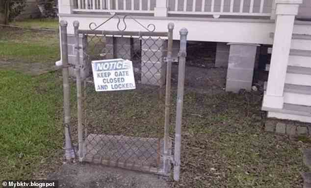 Sie hatten einen Job: Wer auch immer diese scharf formulierte Warnung an das Tor dieses US-Hauses angebracht hat, hätte sich wahrscheinlich mehr Gedanken über den Bau eines Zauns machen sollen