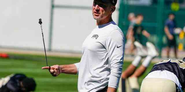Dennis Allen, Cheftrainer der New Orleans Saints, sieht sich am Dienstag, den 16. August 2022, in Green Bay, Wisconsin, eine Übung vor einem gemeinsamen NFL-Fußballtraining mit den Green Bay Packers an.