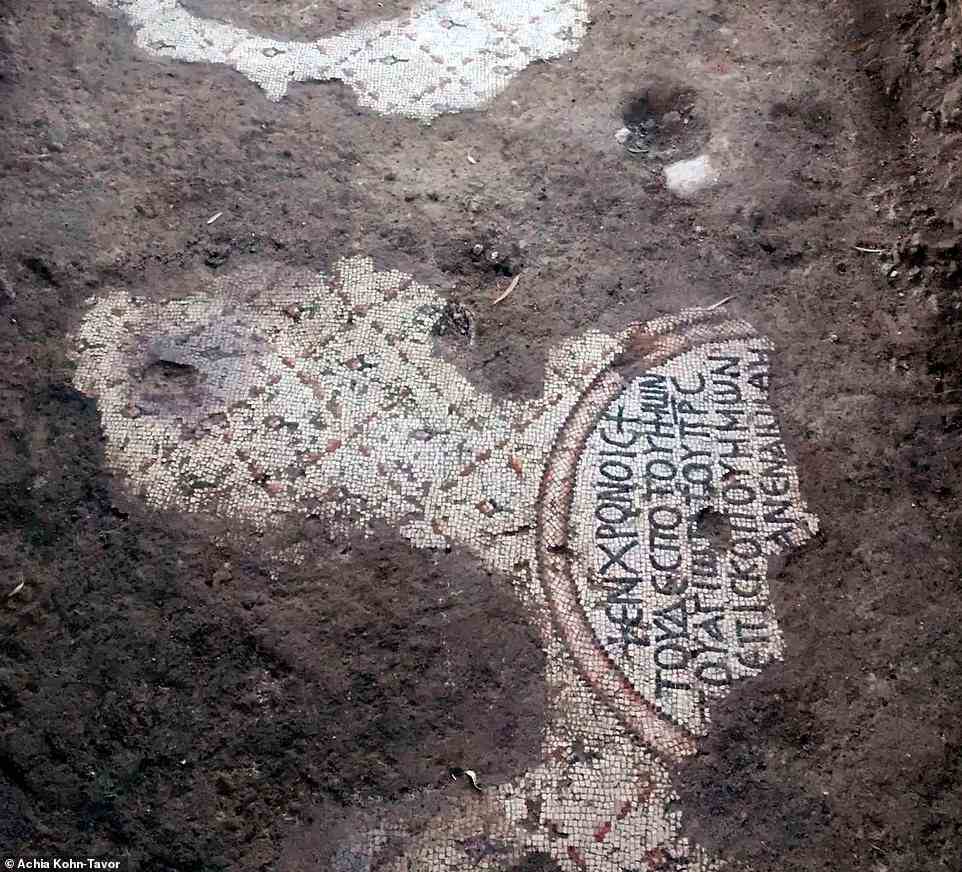 Das Mosaik wurde erstmals im Jahr 2021 entdeckt (im Bild), aber es befand sich unter Erdschichten, die das Team langsam entfernen musste, um das atemberaubende Artefakt nicht zu zerstören
