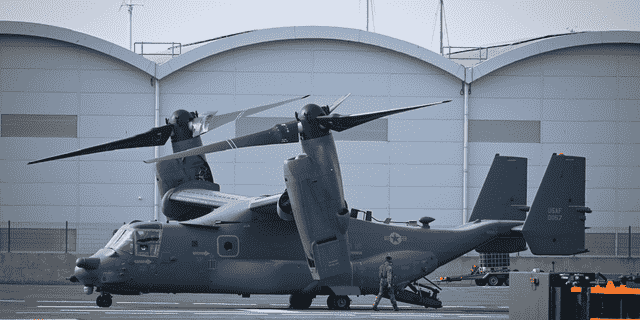 Ein US Air Force CV-22 Osprey Tiltrotor-Militärflugzeug wird im März in Portland, England, gesehen.