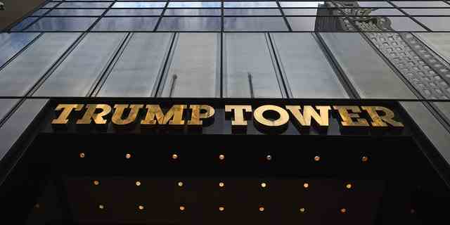 Weitwinkel-Vorderansicht des Trump Tower auf der Fifth Avenue Manhattan NYC