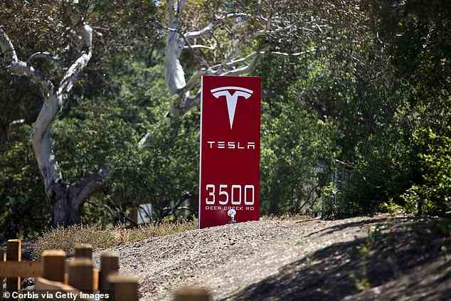 Die Vision begann im Jahr 2014, als der CEO sagte: „Ich bin zuversichtlich, dass Sie in weniger als einem Jahr von der Autobahnauffahrt bis zur Autobahnausfahrt fahren können, ohne ein Bedienelement zu berühren.“  Das Bild ist ein Schild am Eingang des Hauptsitzes von Tesla Motors in Palo Alto, CA im Jahr 2014