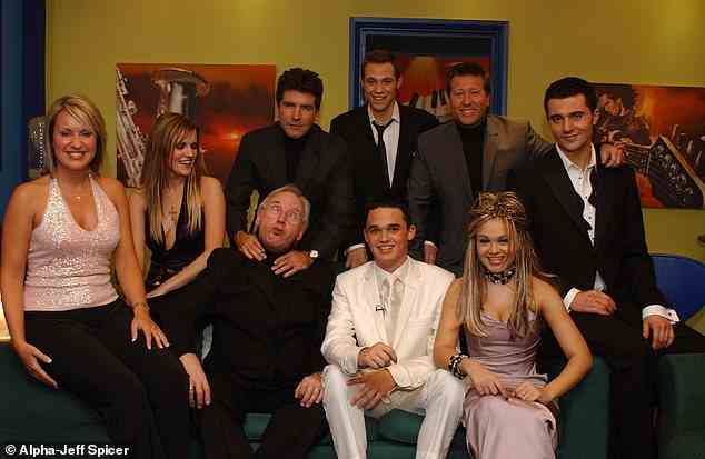 Rückblick: Die Stars von Pop Idol aus dem Jahr 2002, darunter Simon Cowell (hintere Reihe, Mitte), Will Young (neben Cowell, rechts), Gareth Gates (weißer Anzug, Mitte) und Darius Danesh Campbell (ganz rechts)