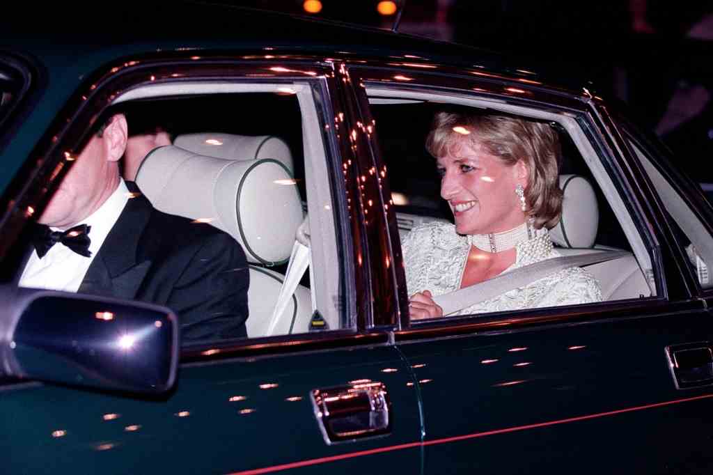 Prinzessin Diana in einem Auto