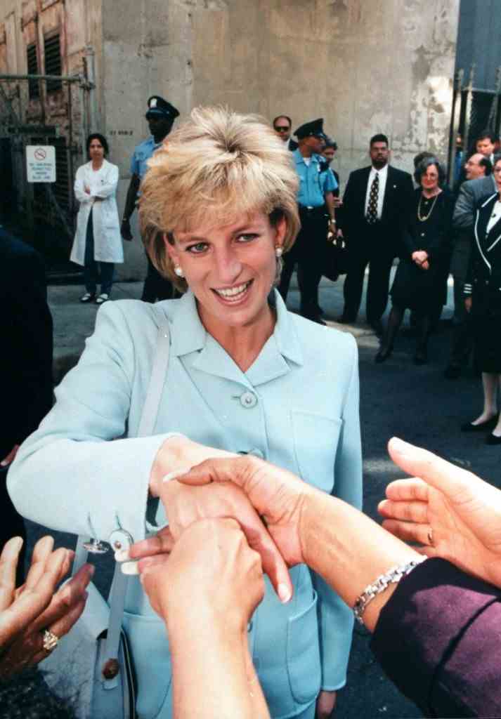 Prinzessin Diana schüttelt Menschen die Hand