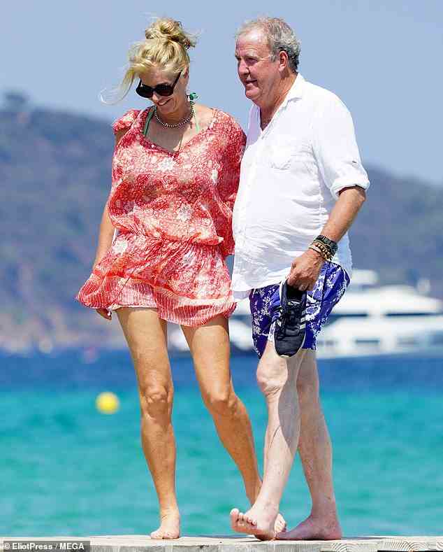 Clarkson (rechts) und seine Frau kommen am 21. Juli während eines Urlaubs in St-Tropez, Frankreich, im Club 55 an