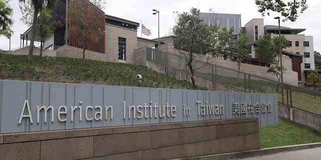 US-Flagge weht am American Institute in Taiwan oder AIT in Taipei, Taiwan, Mittwoch, 10. November 2021. (AP Photo/Chiang Ying-ying, Akte)
