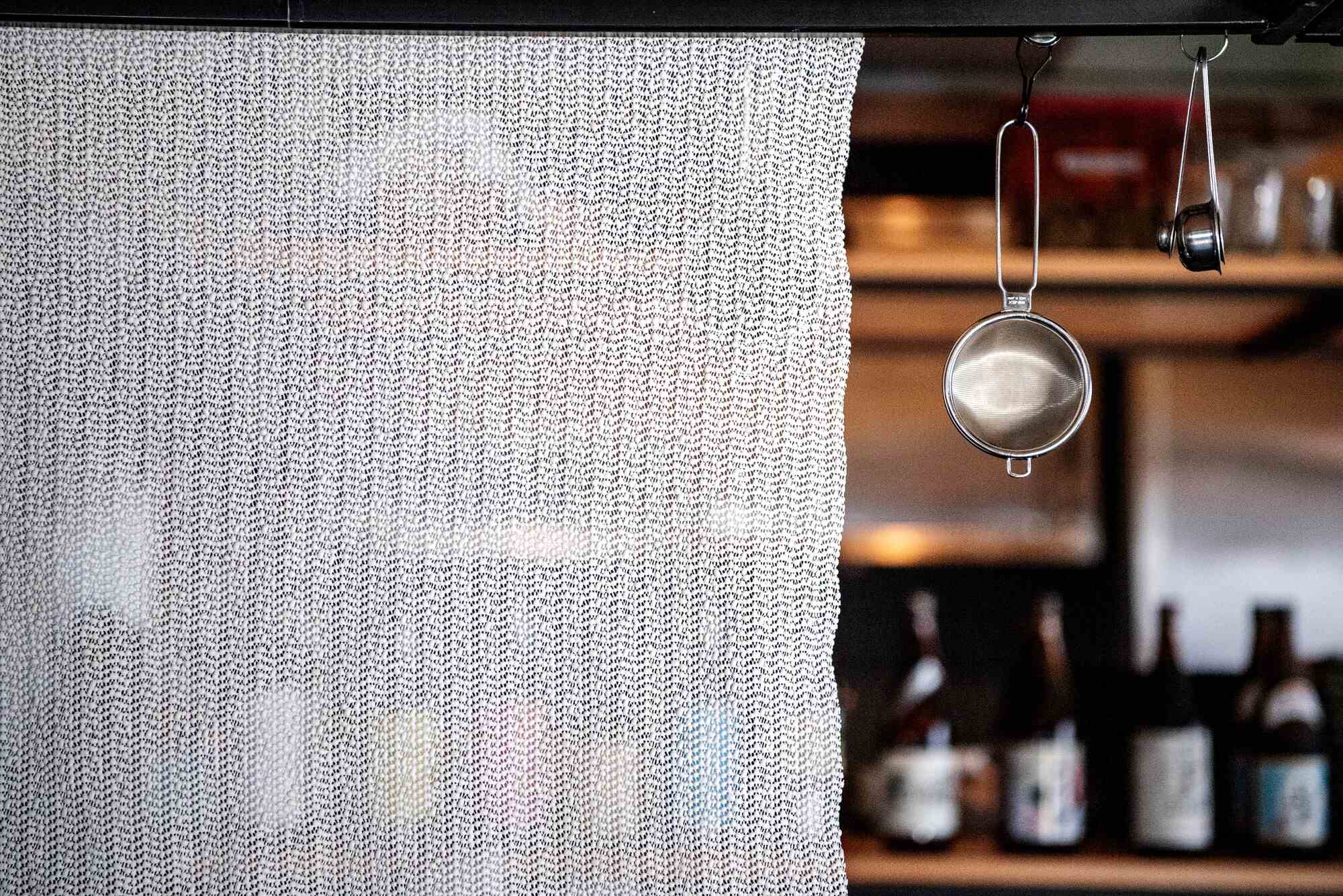 Über der Bar hängt ein Handtuch zum Trocknen bei n/soto.